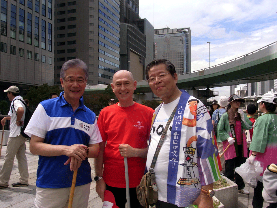 大阪の街をともにきれいに、平松大阪市長(左）、ANAｸﾗｳﾝﾌﾟﾗｻﾞﾎﾃﾙ高沢総支配人(中)、須知実行委員長(左)